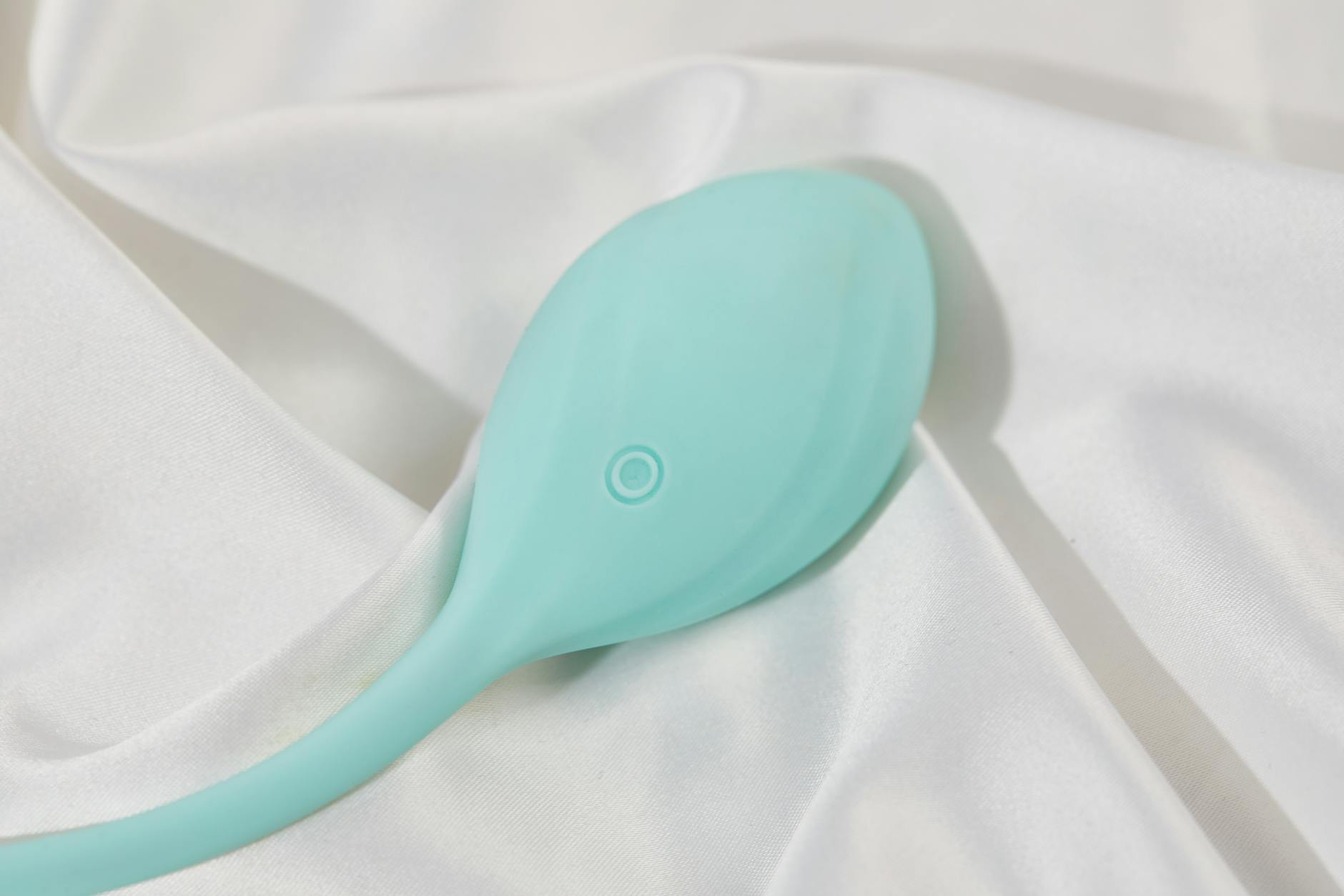 Vibrador de limão em tecido branco macio, pronto para uso